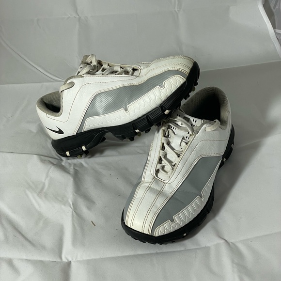 Nike Tiger Woods Sz 5Y Tour TW Jr Youth Golf Shoe - Picture 2 of 5
